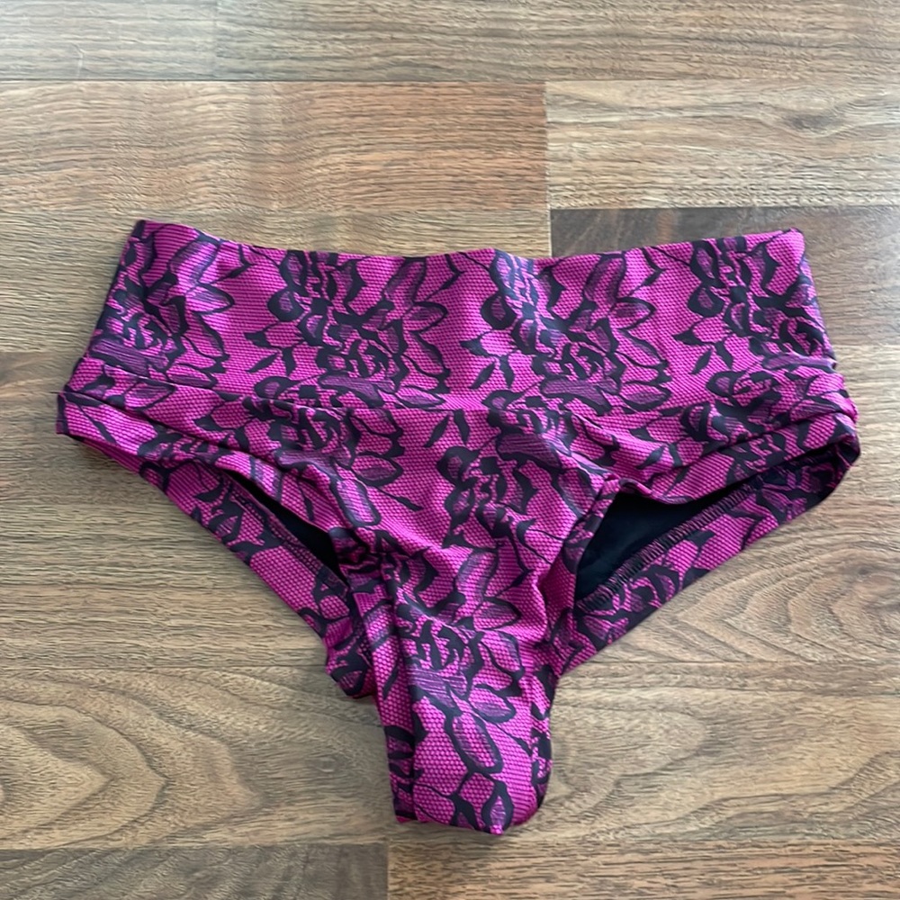 Vertical beast pole dance shorts. Mid rise. Medium.